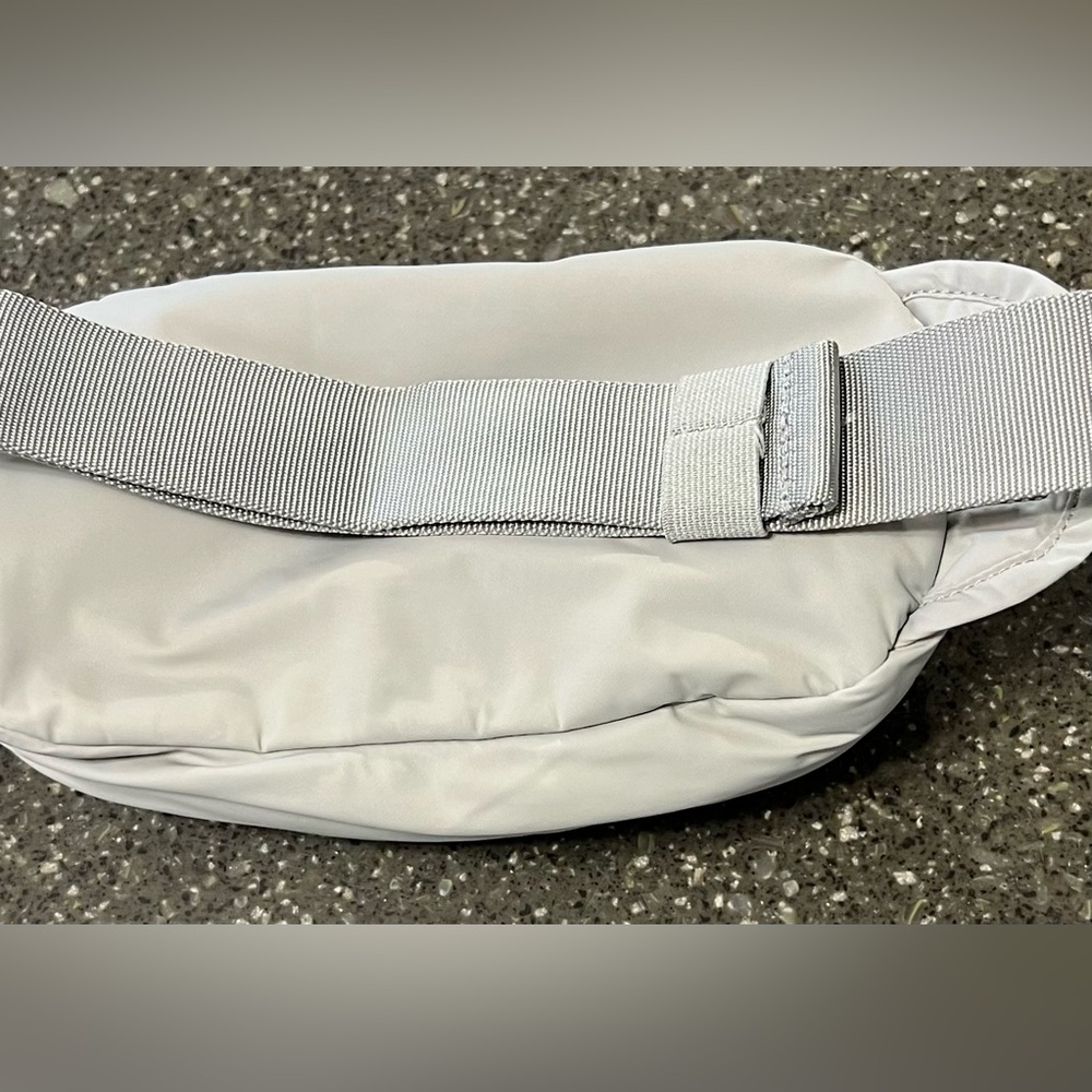 Lululemon Wunderlust Belt Bag Seal Travel Crossbody Gym Workout Office School - Picture 15 of 15